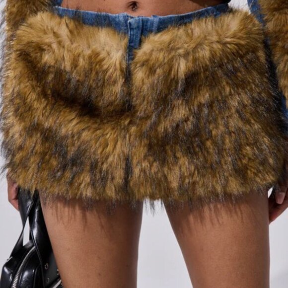 AKIRA OUT OF THE BLUE FUR MINI SKIRT Size MM - Picture 2 of 3